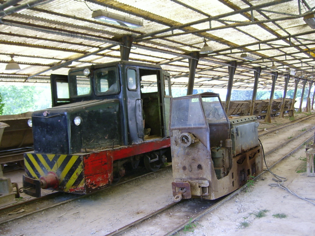 A C50-es vontatja vonatot, mikzben az EL9-et tltik